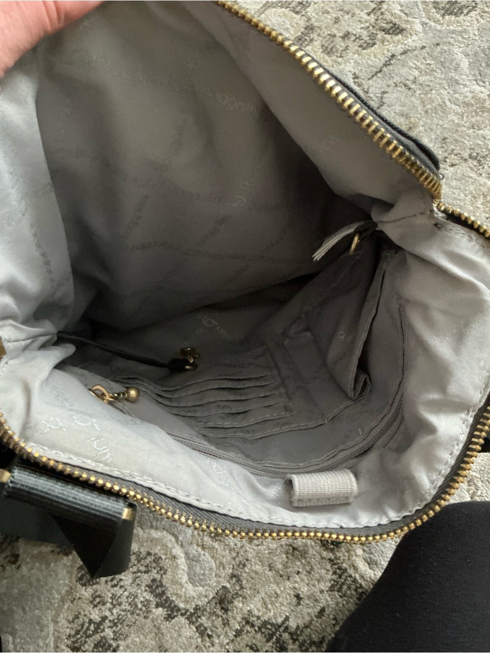 Spacious Crossbody Bag with Gold Hardware 🌟🌟 - Picture 4 of 11
